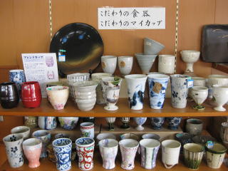 数多くの陶器
