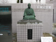細井平州先生の銅像