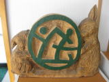 木彫りのロゴ