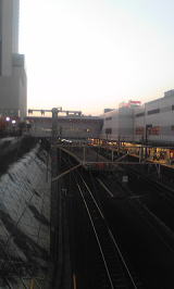 金山駅（橋の上から撮影）